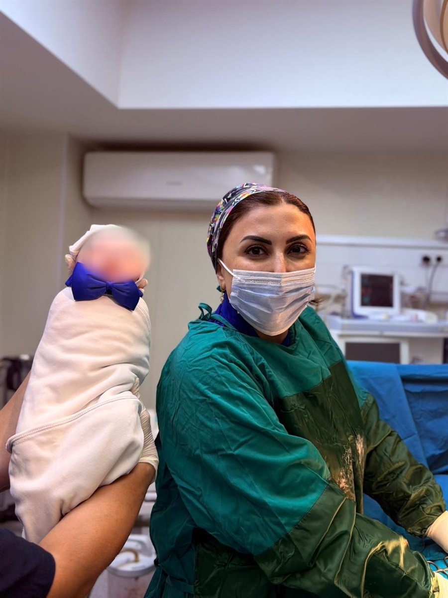 Dr. Vüsalə Rüstəmova əməliyyatxanada yenidoğulmuş körpə ilə
