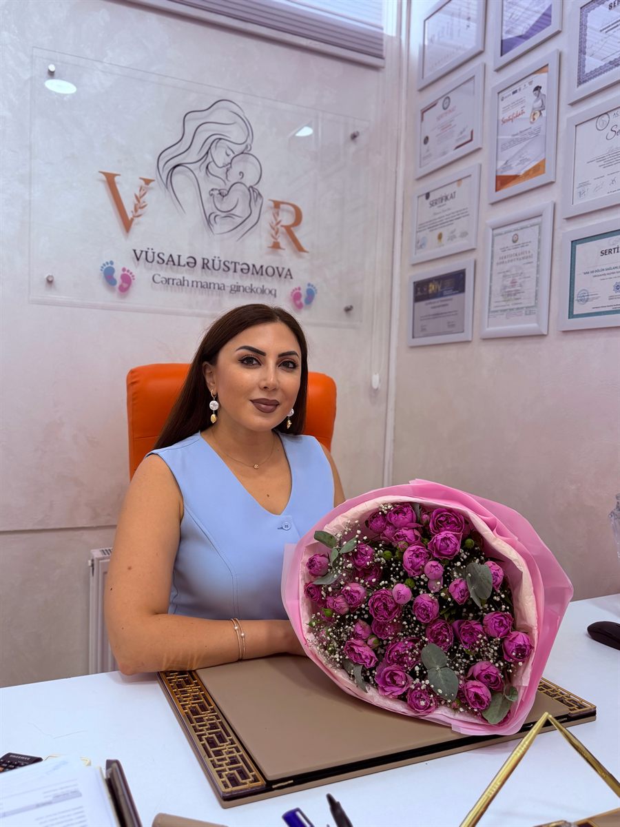 Dr. Vüsalə Rüstəmova öz kabinetində